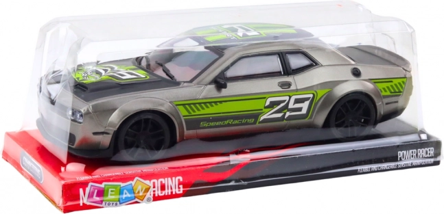 Sportovní auto se zadním pohonem stříbrno-zelené