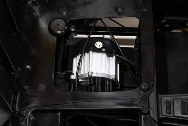 Perfektní elektrické auto pro dvě děti s nafukovacími koly