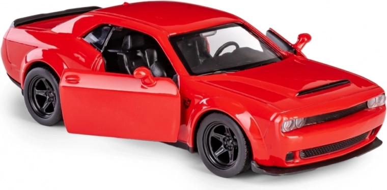 Otevírací dveře a detailní interiér