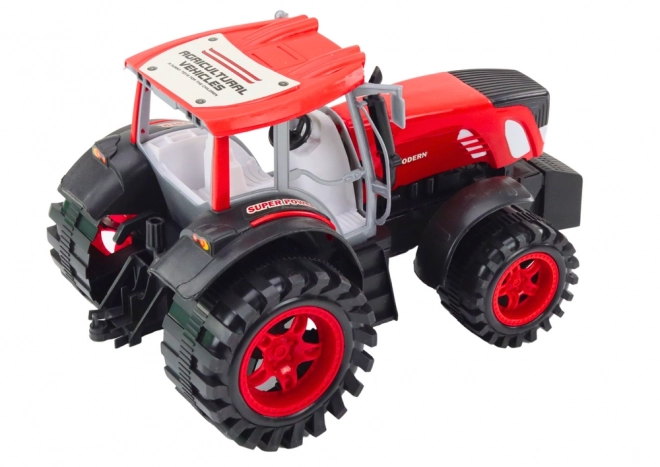 Velký traktor s přívěsem a balíky sena
