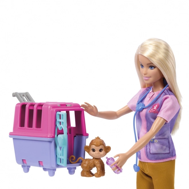 Barbie panenka zachraňuje zvířátka s blond vlasy