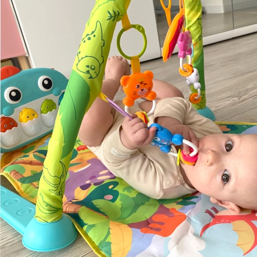 Interaktivní hrazdička se závěsnými hračkami a zrcátkem