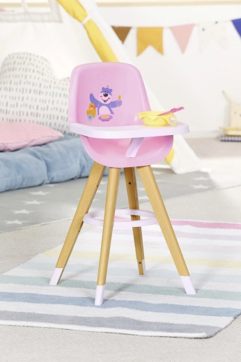 Prostorný stoleček pro krmení i tvoření