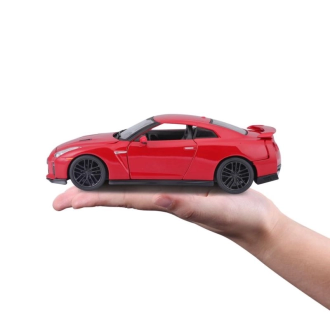 Nissan GT-R Bburago 1:24 metallic bílá – Červený