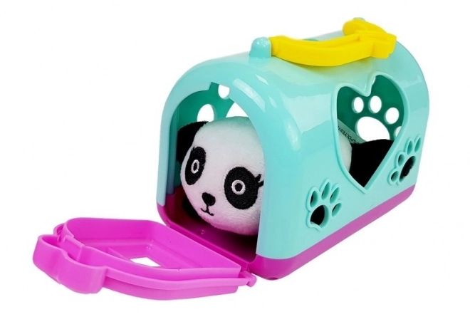Malá panda s maskotem Transporterem