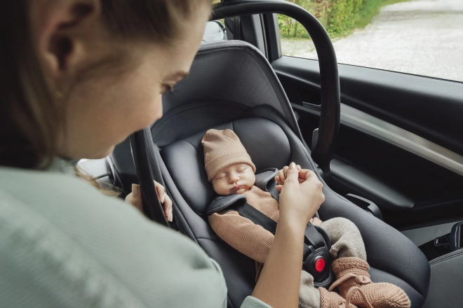 Dětská autosedačka Britax Römer Baby Safe Core a Flex Base 5Z ve stříbrně šedé