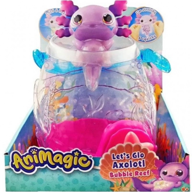 Svítící axolotl v akváriu