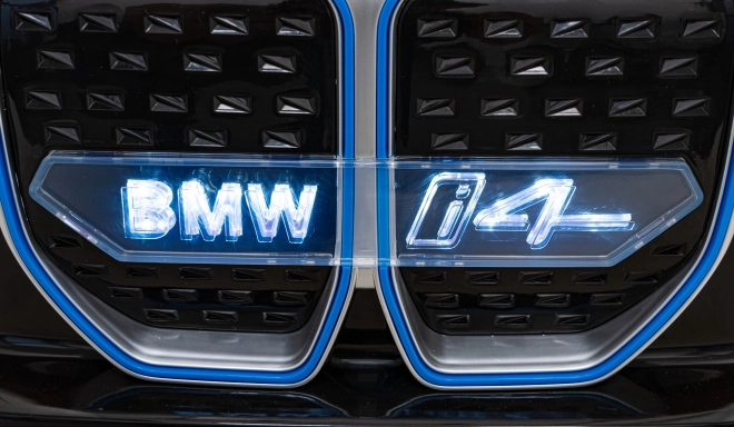 Dětské auto na baterii BMW i4 – Červené