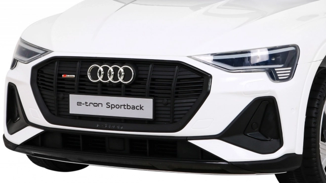 Audi E-Tron Sportback pentru copii + Pilot + tracțiune 4x4 + pornire lentă + radio MP3 + LED – Bílá