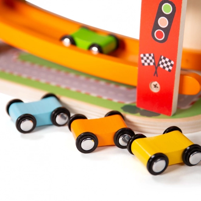Dřevěná závodní dráha pro auta od Bigjigs Toys