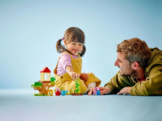 LEGO DUPLO Peppa Pig Zahrada a domek na stromě