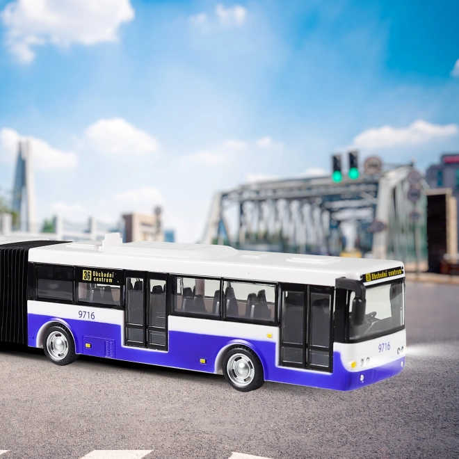 Kloubový autobus hlásící česky