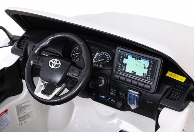 Toyota Hilux baterie pro děti Bílá + pohon 4x4 + dálkové ovládání + 2 nosiče zavazadel + rádio MP3 + LED dioda