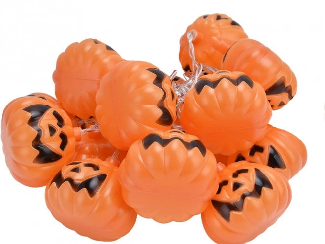 Závěsná světla ve tvaru dýně na Halloween