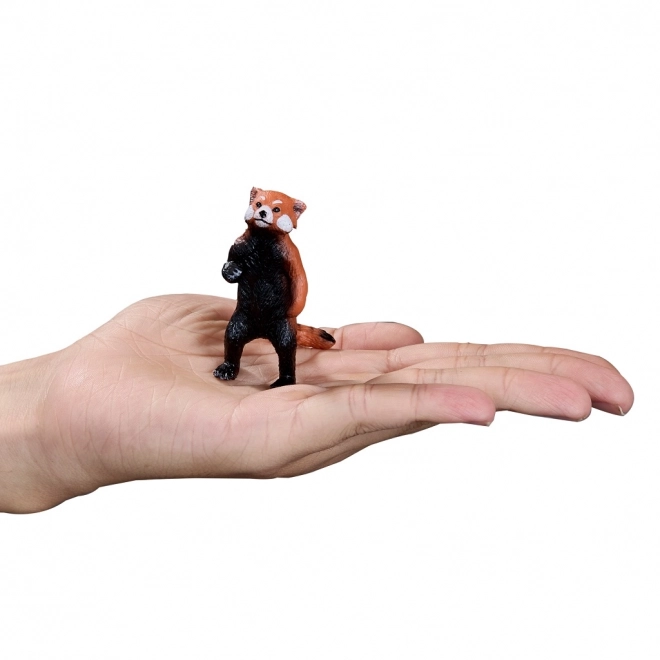 Realistická figurka červené pandy