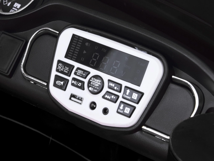 Multimediální panel a volant s funkcemi