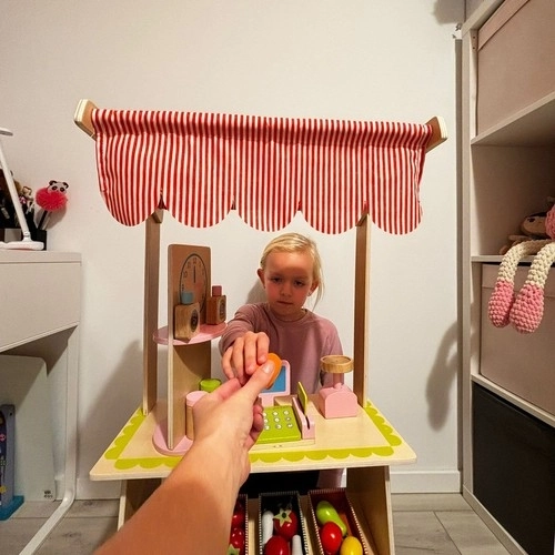 Dřevěný stánek s příslušenstvím pro děti