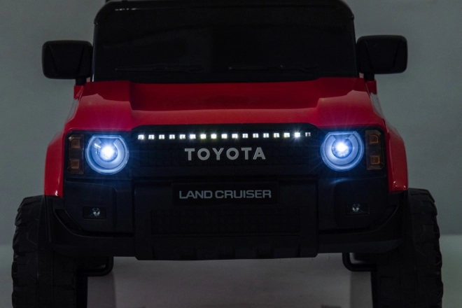 Czerwony pojazd Toyota Land Cruiser Prado