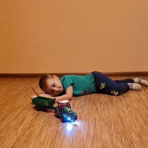 Zdalně ovládaný traktor Kruzzel s přívěsem