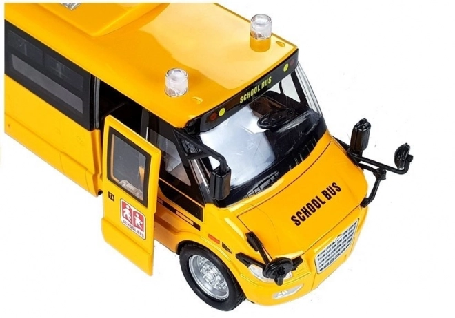 Kovový školní autobus s nataženým motorem