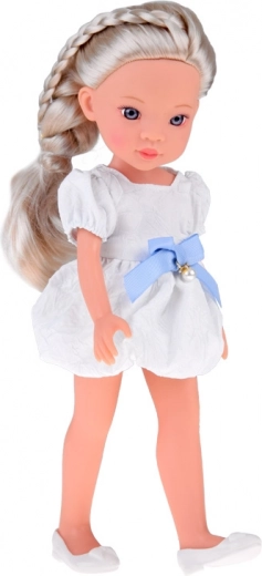 Elegantní outfit s perlovým detailem