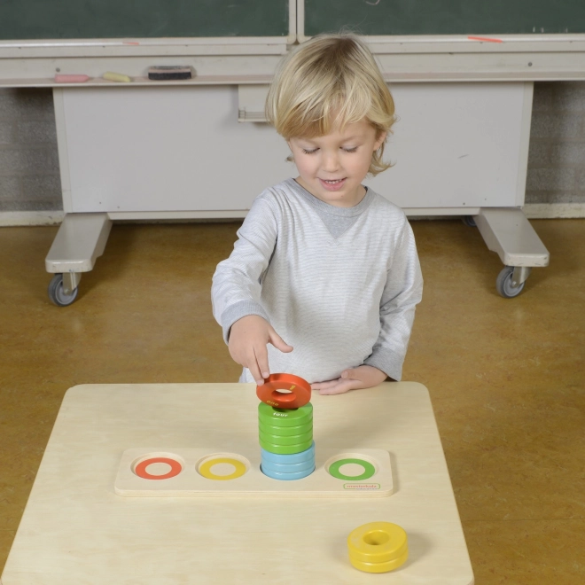 Hra Montessori: barvy a velikosti