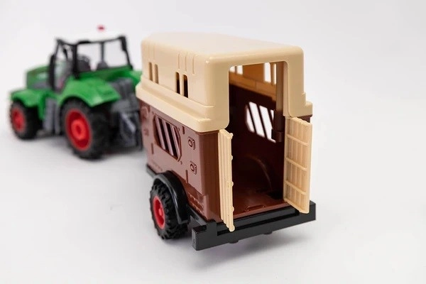 R/C traktor s přívěsem pro koně