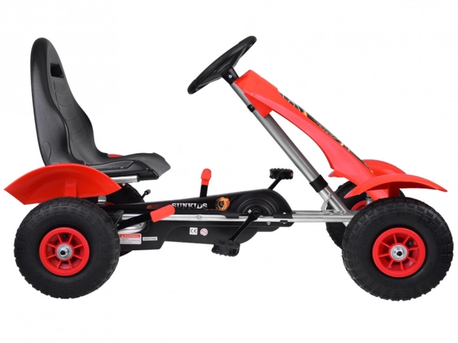 Sportovní zelený šlapací motokára s nafukovacími koly