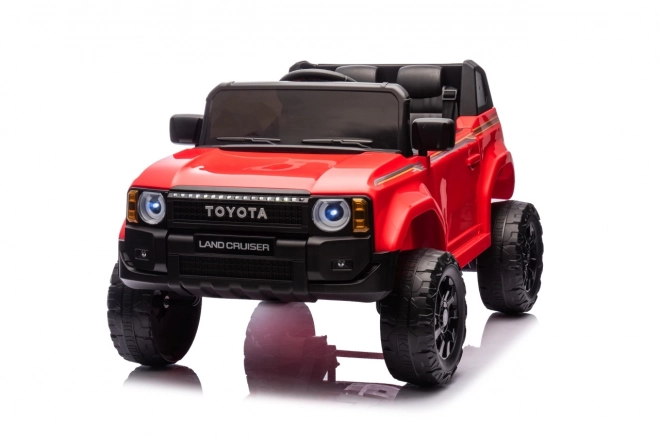 Czerwony pojazd Toyota Land Cruiser Prado