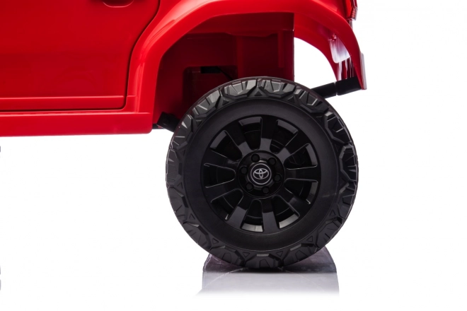 Czerwony pojazd Toyota Land Cruiser Prado