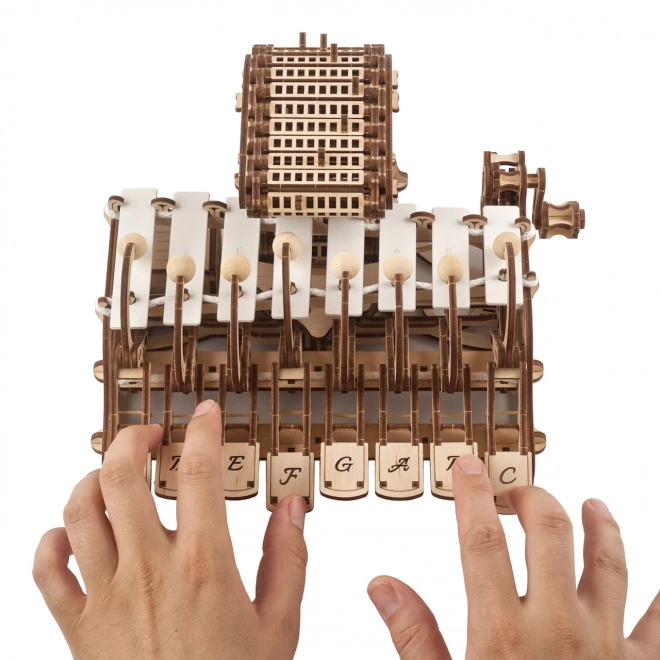Ugears dřevěný mechanický model hudebního nástroje Celesta