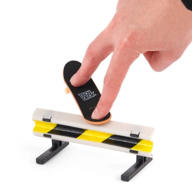 Dvoubalení fingerboardů s překážkou