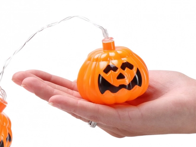 Závěsná světla ve tvaru dýně na Halloween