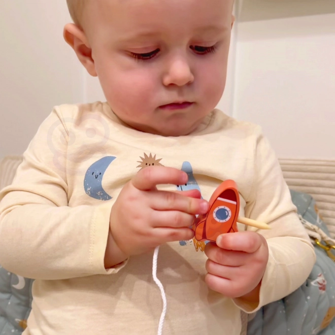 Veselý měsíc Tooky Toy balanční a navlékací hračka