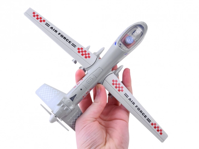 Vojenský kovový dron se zvukem