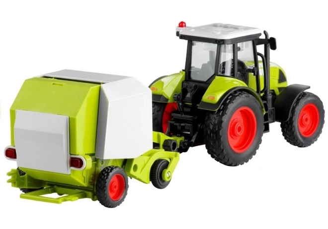 Traktor s lisem na balíky