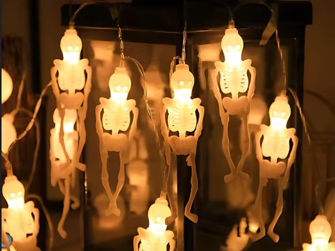 Led girlanda s kostlivci na Halloween