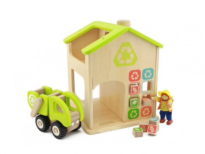 Dřevěná stanice třídění odpadu a recyklace