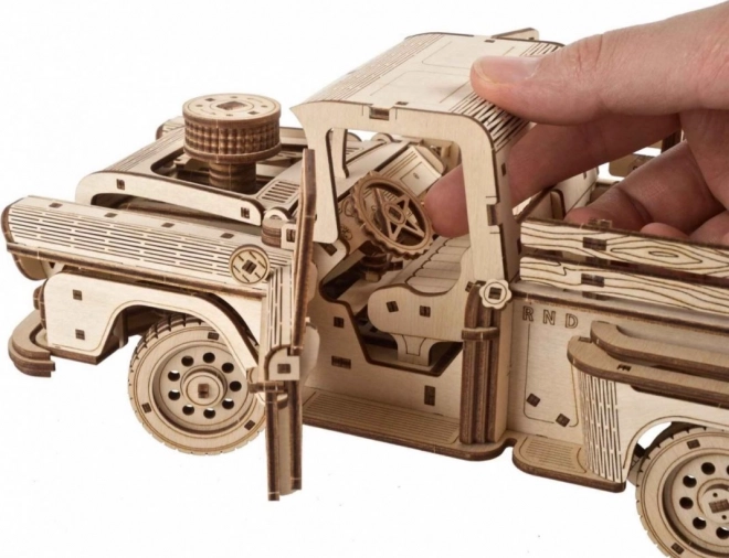 Ugears 3D dřevěné mechanické puzzle Americký náklaďák (pick-up)