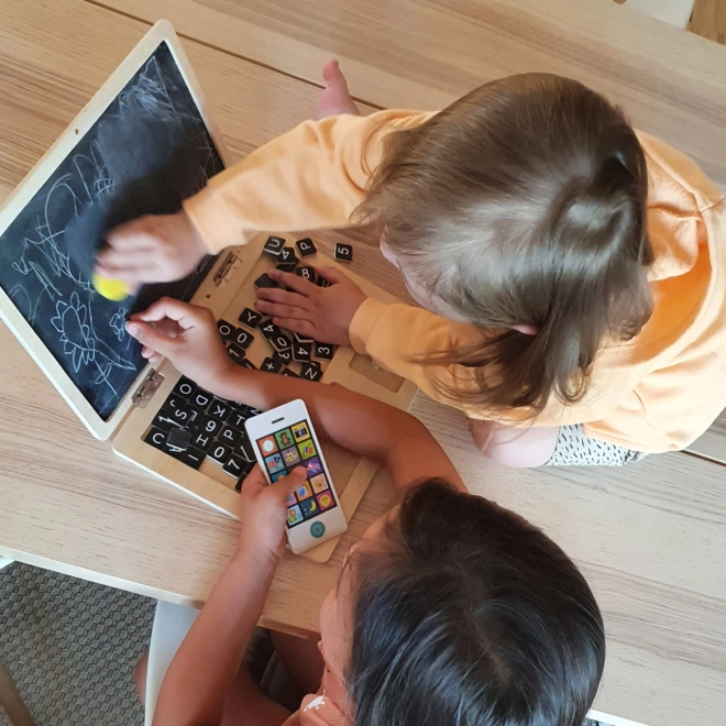 Dřevěný smartphone