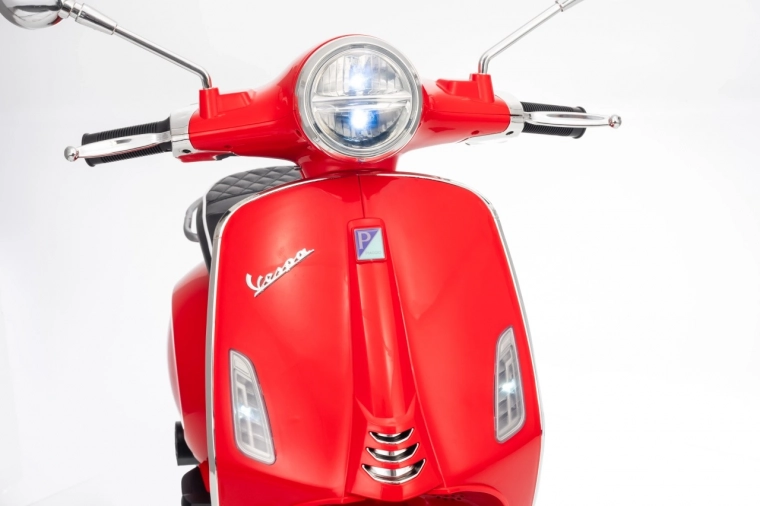 LED světla a realistický design VESPA