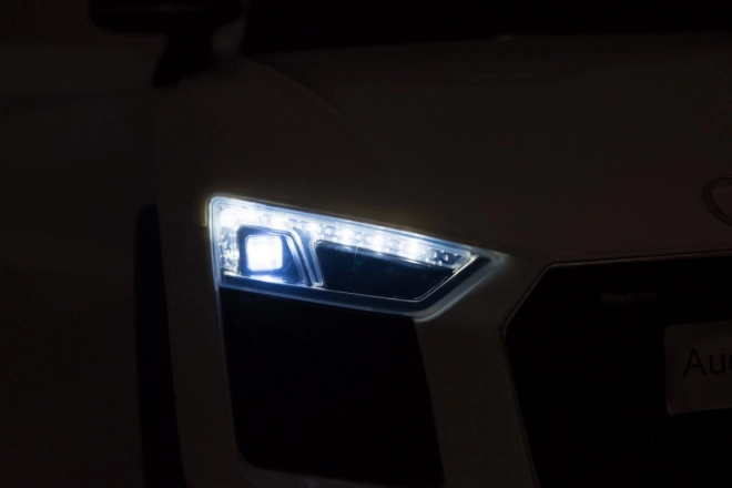 Audi R8 na baterie pro děti Bílá + Dálkové ovládání + EVA + Pomalý start + MP3 LED