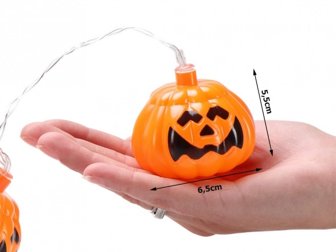 Závěsná světla ve tvaru dýně na Halloween