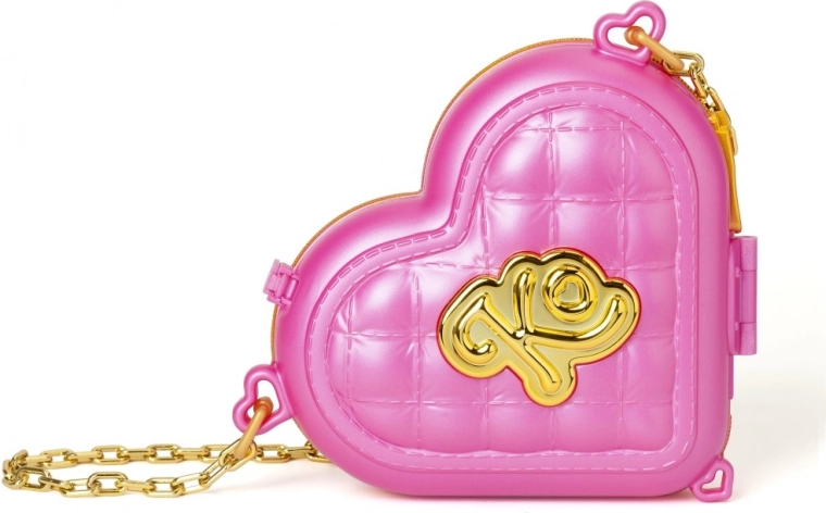 Kabelka ve tvaru srdce na cesty