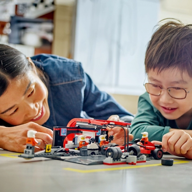 LEGO City 60443 Zastávka v boxech F1 s mechaniky a vozem Ferrari