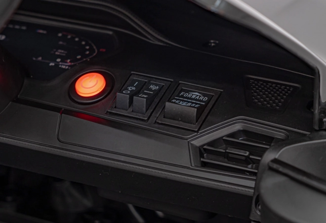 BMW M4 Vehicul Alb – Černé