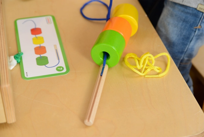 Velká dřevěná navlékačka šněrovanka Montessori od Masterkidz