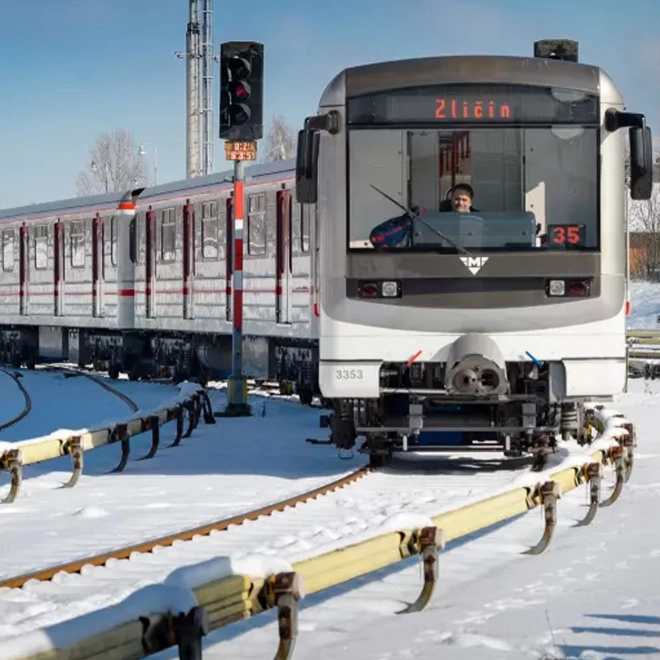 Pražské metro kov 16cm na zpětné natažení v krabičce 19,5x7x6cm