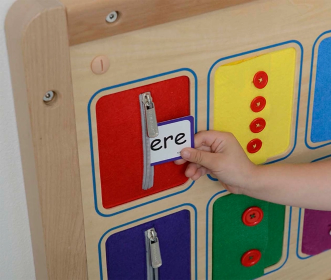 Dřevěná nástěnná tabule se zámky a knoflíky Montessori od Masterkidz