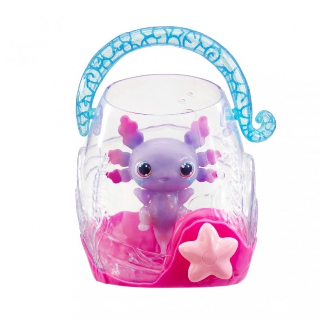 Svítící axolotl v akváriu